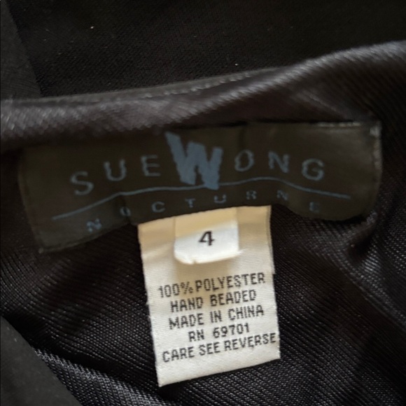 Black gown used like new - Picture 11 of 11